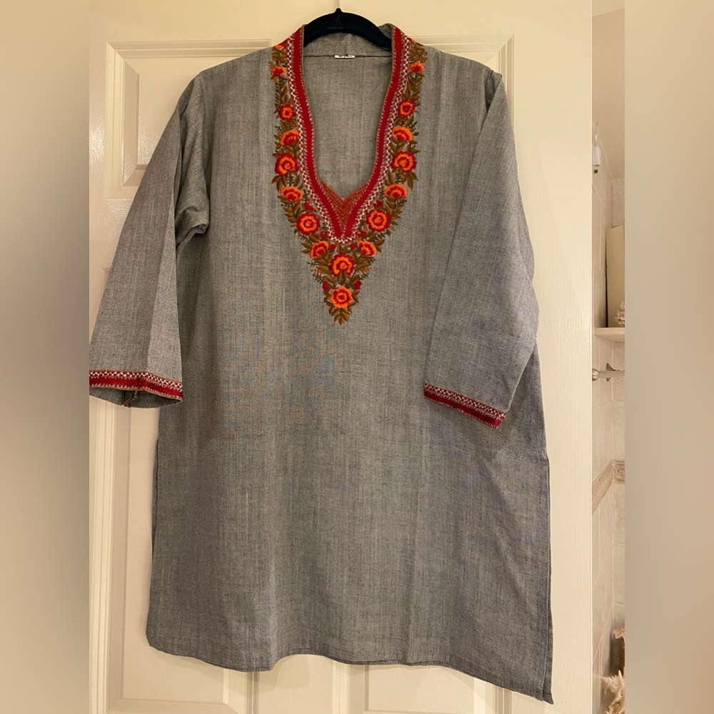 Kurta log tunic with embroidered collar